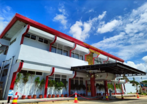 Pangkalpinang – Aroma busuk pemerasan kembali menyeruak dari balik tembok Lapas Kelas IIA Tuatunu, Pangkalpinang. Kali ini, sorotan tajam mengarah kepada seorang oknum wartawan bernama Sudarsono alias Panjul, yang disebut-sebut mengelola portal media online TerasBabel.my.id. Selasa (19/8/2025).