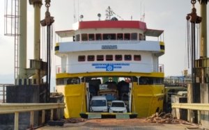 Truk Diduga Berisi Ratusan Ton Timah Ilegal Tiba di Sadai, Dua Oknum Terlihat Masuk Kapal