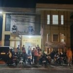KBOBABEL.COM (Pangkalpinang) – Gelombang kekecewaan masyarakat terhadap kinerja Bawaslu Kota Pangkalpinang mencuat setelah terjadi insiden penangkapan tangan dugaan praktik money politik yang menyeret nama pasangan calon nomor urut 2, Molen – Zeki. 