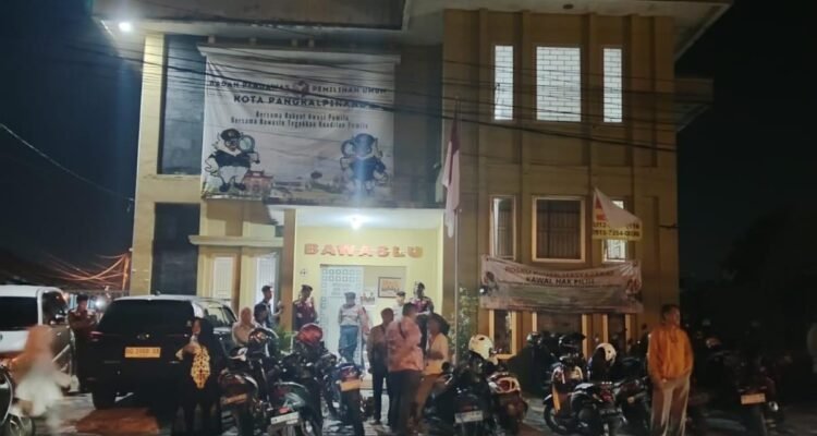 KBOBABEL.COM (Pangkalpinang) – Gelombang kekecewaan masyarakat terhadap kinerja Bawaslu Kota Pangkalpinang mencuat setelah terjadi insiden penangkapan tangan dugaan praktik money politik yang menyeret nama pasangan calon nomor urut 2, Molen – Zeki. 