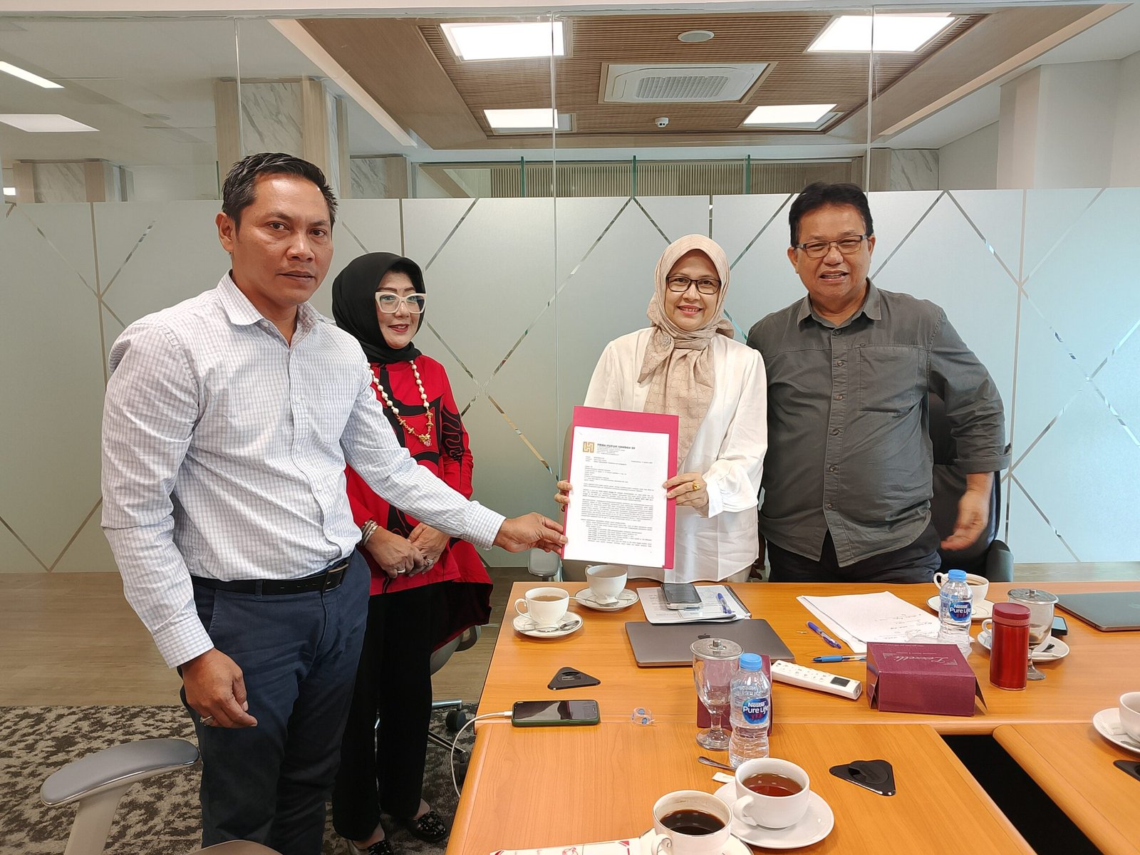 KBOBABEL.COM (PANGKALPINANG) – Kasus dugaan malpraktik medis yang menyeret nama dr. Ratna Setia Asih, Sp.A., M.Kes., dokter spesialis anak di RSUD Depati Hamzah, kian memanas. Aroma kontroversi muncul setelah tim kuasa hukum dari Firma Hukum Hangga Off melayangkan surat pengaduan resmi kepada Menteri Kesehatan RI dan Pimpinan Konsil Kesehatan Indonesia (KKI), menuntut evaluasi kinerja Majelis Disiplin Profesi (MDP) yang mereka nilai cacat prosedur dan sarat dugaan kriminalisasi. Rabu (13/8/2025).