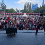 KBOBABEL.COM (Pangkalpinang) – Sore itu, Sabtu (23/8/2025), langit Pangkalpinang tampak cerah meski sempat diselimuti awan tipis. Dari berbagai sudut kota, warga mulai berdatangan dengan wajah antusias. Ada yang datang bersama keluarga, ada pula yang berangkat berombongan dengan atribut sederhana bertuliskan “Merdeka”. Mereka semua memiliki tujuan sama: menghadiri kampanye akbar Paslon Merdeka (Membangun Bersama Radmida dan Eka) di Taman Alun-Alun Lapangan Merdeka, pusat denyut nadi Kota Pangkalpinang. Minggu (24/8/2025). 
