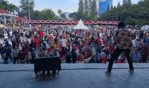 KBOBABEL.COM (Pangkalpinang) – Sore itu, Sabtu (23/8/2025), langit Pangkalpinang tampak cerah meski sempat diselimuti awan tipis. Dari berbagai sudut kota, warga mulai berdatangan dengan wajah antusias. Ada yang datang bersama keluarga, ada pula yang berangkat berombongan dengan atribut sederhana bertuliskan “Merdeka”. Mereka semua memiliki tujuan sama: menghadiri kampanye akbar Paslon Merdeka (Membangun Bersama Radmida dan Eka) di Taman Alun-Alun Lapangan Merdeka, pusat denyut nadi Kota Pangkalpinang. Minggu (24/8/2025). 