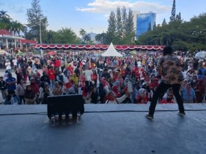 KBOBABEL.COM (Pangkalpinang) – Sore itu, Sabtu (23/8/2025), langit Pangkalpinang tampak cerah meski sempat diselimuti awan tipis. Dari berbagai sudut kota, warga mulai berdatangan dengan wajah antusias. Ada yang datang bersama keluarga, ada pula yang berangkat berombongan dengan atribut sederhana bertuliskan “Merdeka”. Mereka semua memiliki tujuan sama: menghadiri kampanye akbar Paslon Merdeka (Membangun Bersama Radmida dan Eka) di Taman Alun-Alun Lapangan Merdeka, pusat denyut nadi Kota Pangkalpinang. Minggu (24/8/2025). 