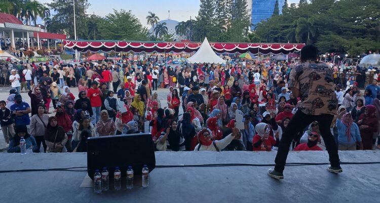 KBOBABEL.COM (Pangkalpinang) – Sore itu, Sabtu (23/8/2025), langit Pangkalpinang tampak cerah meski sempat diselimuti awan tipis. Dari berbagai sudut kota, warga mulai berdatangan dengan wajah antusias. Ada yang datang bersama keluarga, ada pula yang berangkat berombongan dengan atribut sederhana bertuliskan “Merdeka”. Mereka semua memiliki tujuan sama: menghadiri kampanye akbar Paslon Merdeka (Membangun Bersama Radmida dan Eka) di Taman Alun-Alun Lapangan Merdeka, pusat denyut nadi Kota Pangkalpinang. Minggu (24/8/2025). 
