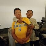 KBOBABEL.COM (Pangkalpinang) – Praktik politik uang kembali mencoreng wajah demokrasi di Kota Pangkalpinang. Seorang pria bernama Yanto (50), warga Ampui, Kecamatan Pangkalbalam, tertangkap tangan di warkop di depan SPBU Pangkalbalam oleh masyarakat dari tim relawan Merdeka, saat hendak menyerahkan uang tunai untuk dibagikan kepada pemilih, Selasa (26/8/2025) malam.