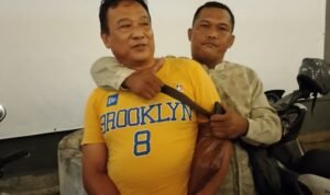 KBOBABEL.COM (Pangkalpinang) – Praktik politik uang kembali mencoreng wajah demokrasi di Kota Pangkalpinang. Seorang pria bernama Yanto (50), warga Ampui, Kecamatan Pangkalbalam, tertangkap tangan di warkop di depan SPBU Pangkalbalam oleh masyarakat dari tim relawan Merdeka, saat hendak menyerahkan uang tunai untuk dibagikan kepada pemilih, Selasa (26/8/2025) malam.