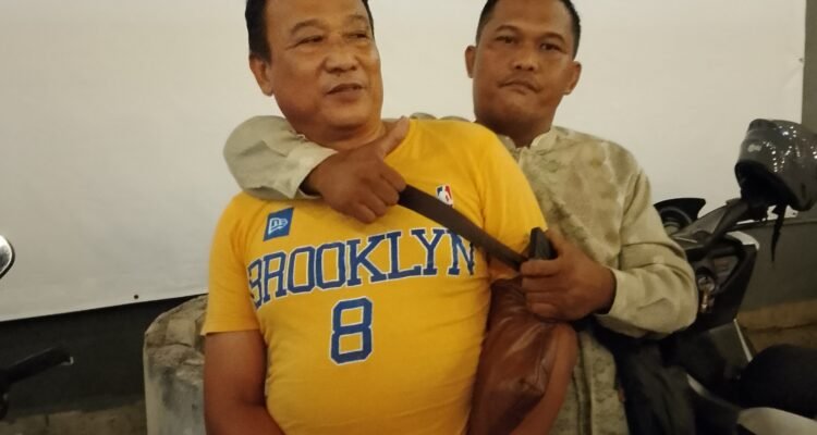 KBOBABEL.COM (Pangkalpinang) – Praktik politik uang kembali mencoreng wajah demokrasi di Kota Pangkalpinang. Seorang pria bernama Yanto (50), warga Ampui, Kecamatan Pangkalbalam, tertangkap tangan di warkop di depan SPBU Pangkalbalam oleh masyarakat dari tim relawan Merdeka, saat hendak menyerahkan uang tunai untuk dibagikan kepada pemilih, Selasa (26/8/2025) malam.