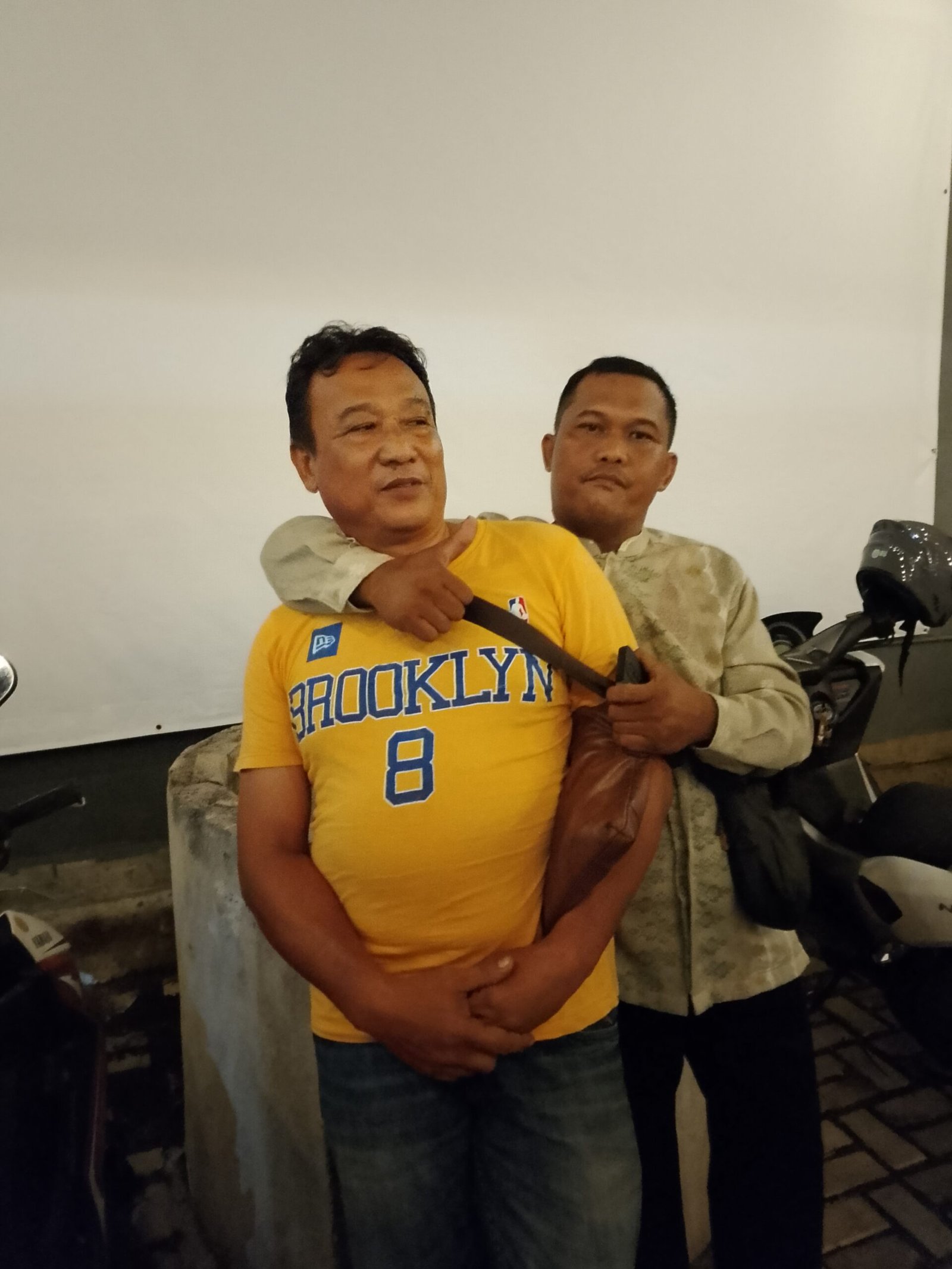 KBOBABEL.COM (Pangkalpinang) – Praktik politik uang kembali mencoreng wajah demokrasi di Kota Pangkalpinang. Seorang pria bernama Yanto (50), warga Ampui, Kecamatan Pangkalbalam, tertangkap tangan di warkop di depan SPBU Pangkalbalam oleh masyarakat dari tim relawan Merdeka, saat hendak menyerahkan uang tunai untuk dibagikan kepada pemilih, Selasa (26/8/2025) malam.