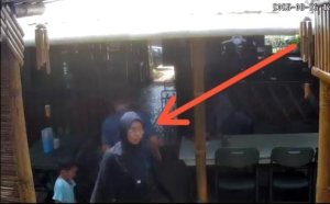 Timses Paslon Nomor 4 Basit – Dede Terekam CCTV Saat Akan Serahkan Money Politik