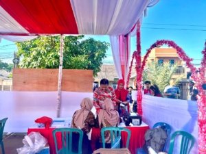 Kompak Pakai Batik Merah, Prof. Udin dan Keluarga Gunakan Hak Pilih di TPS 03
