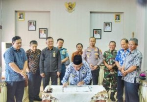 Wabup Yus Derahman Serahkan Hibah Rp1,7 Miliar ke 12 Parpol di Bangka Barat