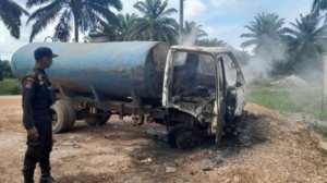Massa Bakar Kantor Operasional dan Mobil PT SNS di Pulau Lepar Pongok
