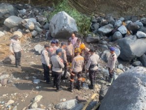 Tim K9 SAR Baharkam Polri Diterjunkan untuk Bantu Cari Korban Bencana di NTT