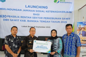 249 Pekerja Lubuk Besar dan 630 Pekerja Sawit di Bateng Dapat Perlindungan BPJS
