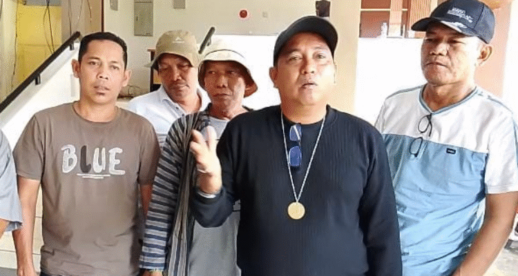 KBOBABEL.COM (Pangkalpinang) – Suasana rapat di ruang Banmus DPRD Provinsi Kepulauan Bangka Belitung, berubah panas. Aliansi Masyarakat Terzolimi (ALMASTER) datang dengan tujuh tuntutan utama, namun puncak tensi terjadi saat nama anggota DPR RI dapil Babel, Rudianto Tjen, digemakan lantang oleh massa. Senin (8/9/2025).