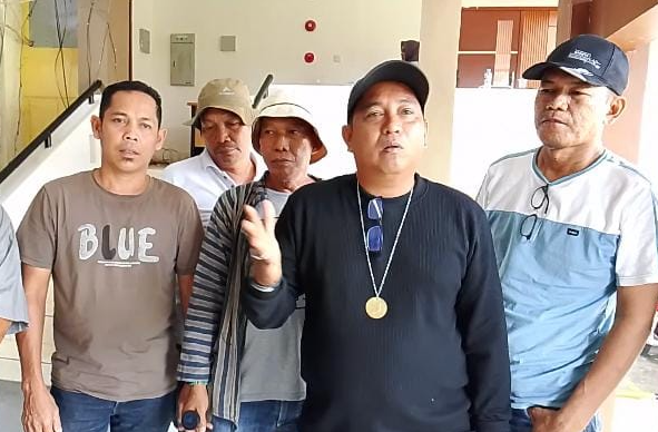 KBOBABEL.COM (Pangkalpinang) – Suasana rapat di ruang Banmus DPRD Provinsi Kepulauan Bangka Belitung, berubah panas. Aliansi Masyarakat Terzolimi (ALMASTER) datang dengan tujuh tuntutan utama, namun puncak tensi terjadi saat nama anggota DPR RI dapil Babel, Rudianto Tjen, digemakan lantang oleh massa. Senin (8/9/2025).