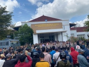 Hari Libur Berubah Ricuh, Massa Kepung DPRD Bangka Selatan Suarakan Tuntutan