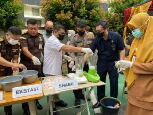 Kejari Pangkalpinang Musnahkan Barang Bukti 47 Perkara, Termasuk 289,76 Gram Sabu dan 125 Butir Ekstasi