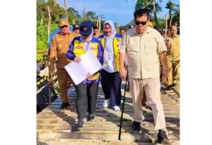 Gubernur Hidayat Tinjau Jembatan Putus di Air Ruak, Tegaskan Perbaikan Segera Dilakukan