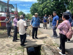 Wabup Yus Derahman Tinjau Selokan di Mentok, Tekankan Solusi Bertahap