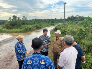 Respon Cepat! Wabup Yus Derahman Tinjau Jalan Rusak di Tumbak Petar, Minta DPUPR Bergerak Cepat