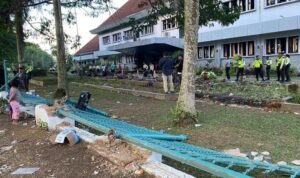 20251006-pagar-besi-di-depan-Kantor-PT-Timah-Tbk-Pangkalpinang-roboh