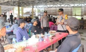 Kapolresta Pangkalpinang Gelar Jumat Curhat di Desa Benteng, Warga Dapat Sarapan dan Sembako Murah
