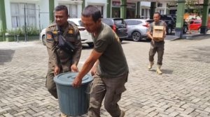 Gencar Razia Pekat, Satpol PP Belitung Sita 60 Liter Tuak Ilegal dan Amankan Warga Tanpa Identitas