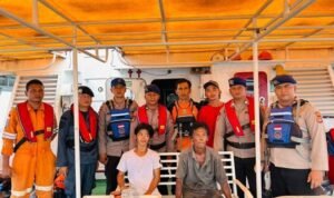 20251027-EVAKUASI-NELAYAN-Tim-SAR-Gabungan-saat-mengevakuasi-Agus-11