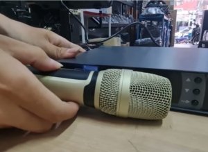 Ketika Mikrofon Berpindah ke Tangan yang Salah