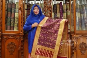 Maslina Yazid dan PT TIMAH Tbk Bersinergi Lestarikan Tenun Cual Bangka, Warisan Budaya Bernilai Tinggi