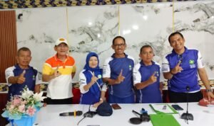 KBOBABEL.COM (Pangkalpinang) — Suasana hangat, tawa, dan nostalgia menyelimuti halaman SMA Negeri 1 (SMANSA) Pangkalpinang, Sabtu (26/10/2025). Ribuan alumni lintas angkatan memadati area sekolah untuk menghadiri Reuni Akbar Ikatan Alumni SMANSA (IKA SMANSA) yang digelar bertepatan dengan HUT ke-67 SMANSA Pangkalpinang. Minggu (26/10/2025).