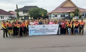 Wali Kota Saparudin Serahkan Rompi dan Sapu Baru, Petugas Kebersihan Pangkalpinang Dapat Dukungan dari Jasa Raharja