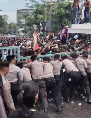 Pagar Kantor PT Timah Dirobohkan Massa, Aksi Demo ATB Babel Memanas