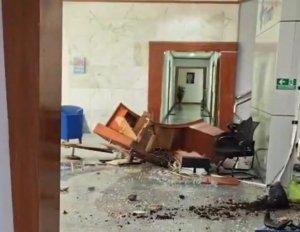 Situasi Memanas di Kantor PT Timah, Ribuan Massa Bentrok dengan Aparat dan Rusak Lobi Kantor