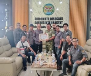 PJS Babel Serahkan Penghargaan ke Kodim 0432/Basel: TNI dan Pers Satu Tekad Jaga Demokrasi
