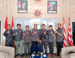 Dedikasi Tanpa Batas, PJS Babel Anugerahkan Penghargaan kepada Danlanal Bangka Belitung