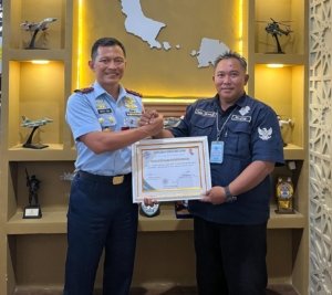 PJS Babel Serahkan Piagam Apresiasi untuk Lanud H. AS Hanandjoeddin: Sinergi TNI AU dan Pers Jaga Stabilitas Bangsa