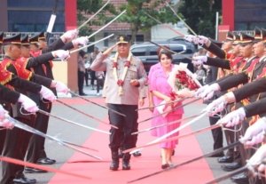 Tradisi Pedang Pora Sambut Irjen Viktor T. Sihombing sebagai Kapolda Baru Bangka Belitung