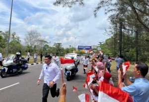 Antusiasme Tinggi! Pelajar dan Warga Babel Padati Gerbang Bandara untuk Sambut Presiden Prabowo