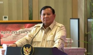 Prabowo Tersenyum Saat Salah Sebut Rp 13 Triliun Jadi Miliar di Kejagung: “Nggak Kebayang Uangnya”