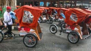 Prabowo Subianto Bantu 100 Tukang Becak Lansia di Indramayu dengan Becak Listrik Gratis