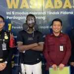 Foto : Petugas Kantor Imigrasi Pangkalpinang saat melakukan pengawalan pendeportasian seorang WNA asal Pantai Gading di Pangkalpinang, Sabtu (1/11/2025). (Humas Kantor Imigrasi Pangkalpinang)