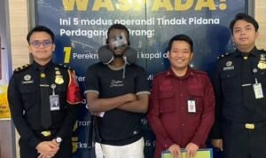 Foto : Petugas Kantor Imigrasi Pangkalpinang saat melakukan pengawalan pendeportasian seorang WNA asal Pantai Gading di Pangkalpinang, Sabtu (1/11/2025). (Humas Kantor Imigrasi Pangkalpinang)