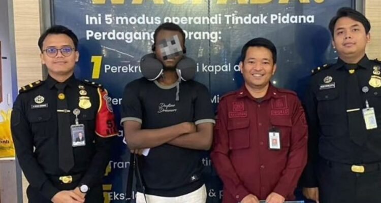 Foto : Petugas Kantor Imigrasi Pangkalpinang saat melakukan pengawalan pendeportasian seorang WNA asal Pantai Gading di Pangkalpinang, Sabtu (1/11/2025). (Humas Kantor Imigrasi Pangkalpinang)