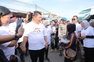 HUT ke-25 Babel, Gubernur Hidayat Arsani Turun ke Pasar Air Itam Serahkan Bantuan Sembako