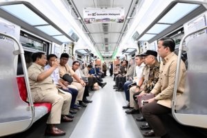 Naik KRL dan Interaksi dengan Warga, Prabowo Tandai Peresmian Stasiun Baru di Jakarta