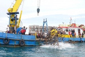 Knalpot Ilegal Disulap Jadi Rumah Ikan, PT TIMAH Tbk dan Ditlantas Polda Babel Tenggelamkan Rumpon di Pantai Rebo