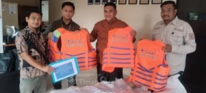 PT TIMAH Tbk Salurkan 80 Life Jacket di Karimun, Keselamatan Nelayan Jadi Prioritas